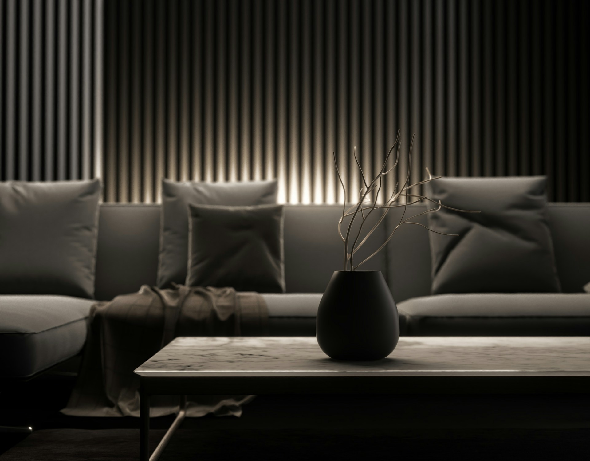 Elegancki salon w ciemnej tonacji – sofa z poduszkami, stolik kawowy i dekoracyjny wazon